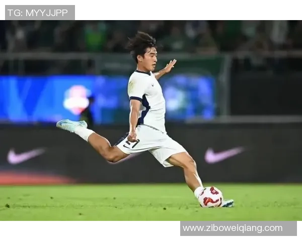 足球明星之子颜值爆表引发热议网友纷纷点赞称其为未来的足球天才