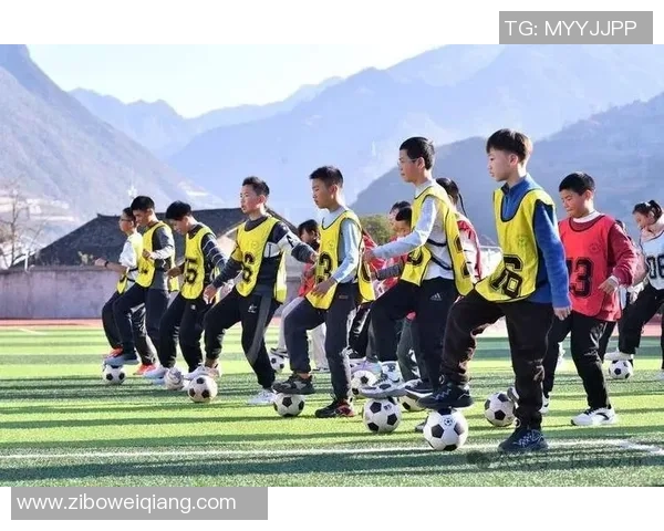 青春风采足球少年展现足球明星的帅气魅力与无限潜力